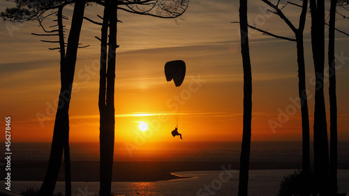 coucher de soleil , qui danse avec les parapentes à la dune du pilat