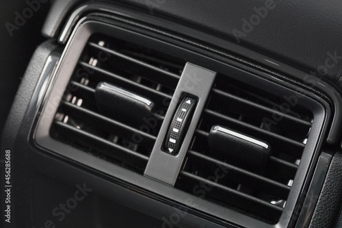 air duct grill in the passenger compartment - Image © Fototocam