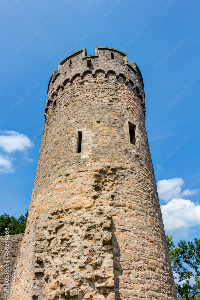Nordostturm (Hambacher Turm) der Burg Starkenburg auf dem Schlossberg oberhalb von Heppenheim an der Bergstraße, Hessen