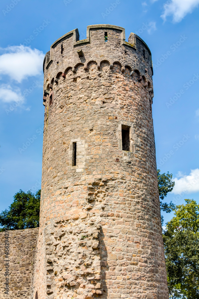 Nordostturm (Hambacher Turm) der Burg Starkenburg auf dem Schlossberg oberhalb von Heppenheim an der Bergstraße, Hessen