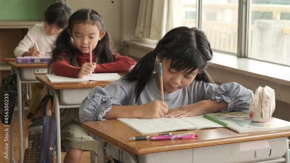 教室の授業中の小学生