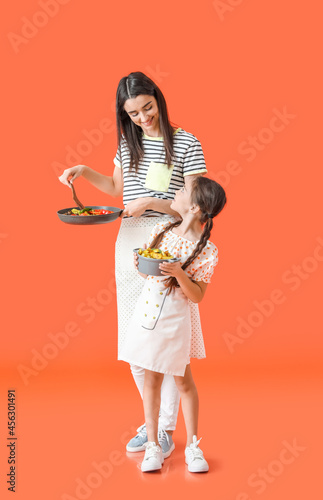 Young mother and daughter w...