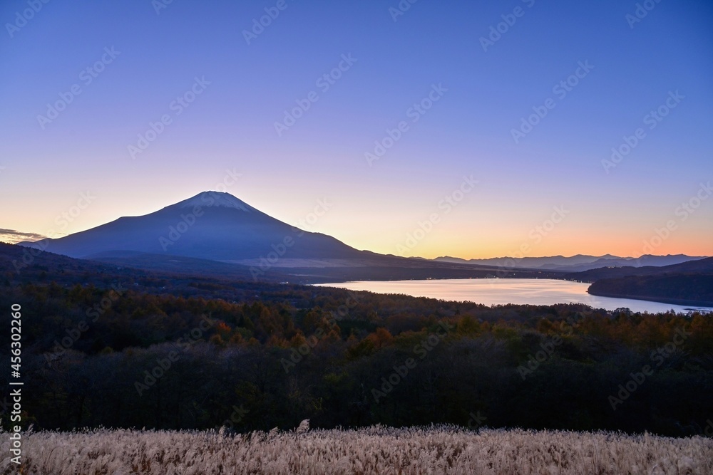 朝焼けに染まるブルーモーメントの富士山と山中湖のコラボ情景＠山梨
