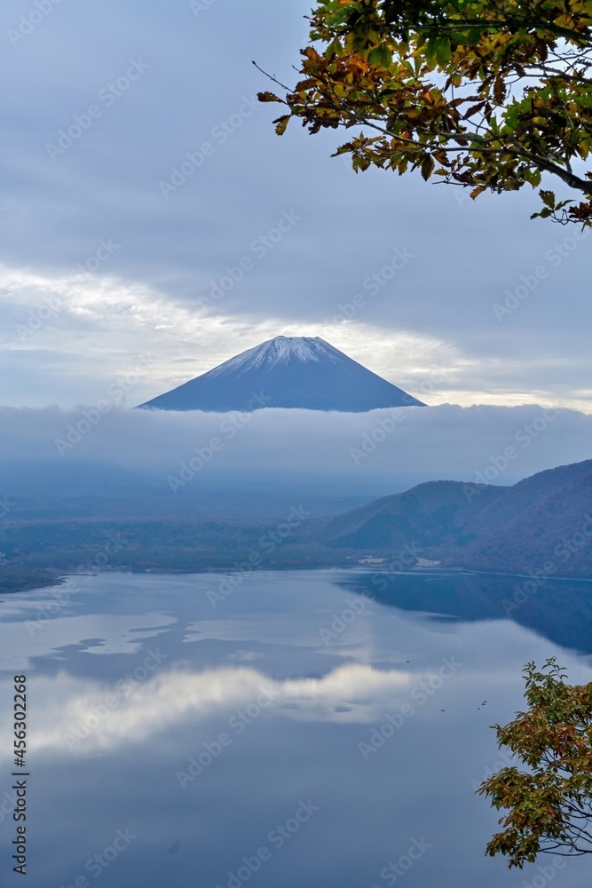 展望台から見た晩秋の本栖湖と富士山のコラボ情景＠山梨