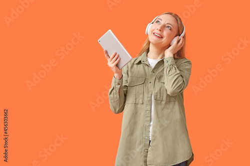 Mature woman with tablet co...