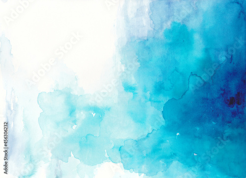 空や水の中をイメージした青い水彩イラスト