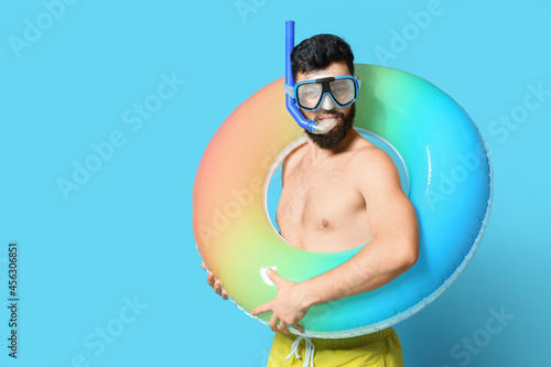 Young man with inflatable r...