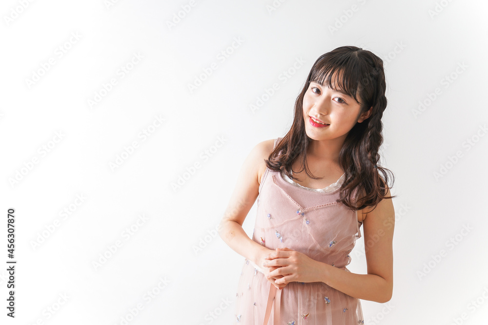 洗濯物を臭う若い女性 洗濯物を臭う若い女性