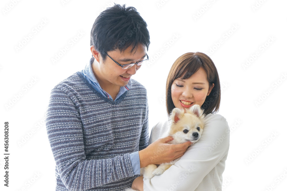 犬を抱く夫婦・カップル・ブリーダー・動物愛護