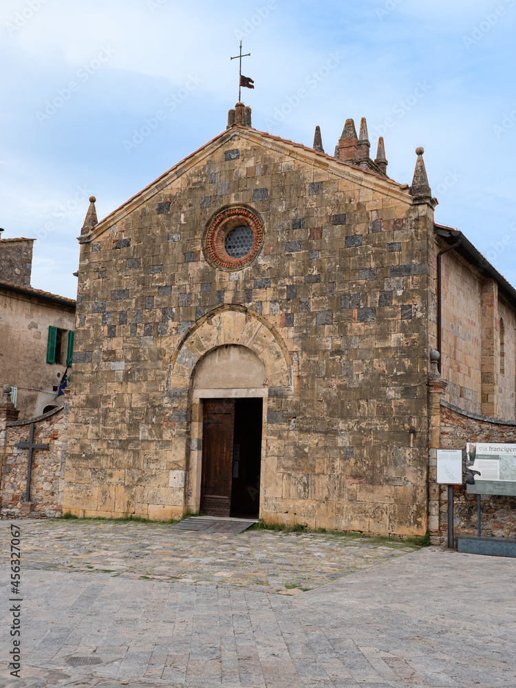Fototapeta premium Church of Santa Maria Assunta in Piazza Roma in Monteriggioni, Siena - Italy