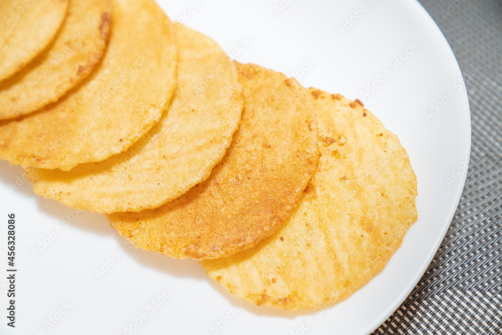 美味しそうなポテトチップス風のお菓子。高カロリーなお菓子のイメージ。 美味しそうなポテトチップス風のお菓子。高カロリーなお菓子のイメージ。