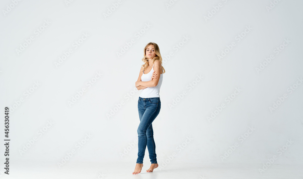 woman barefoot on turns posing motion model woman barefoot on turns posing motion model