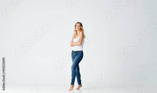 woman barefoot on turns posing motion model © SHOTPRIME STUDIO