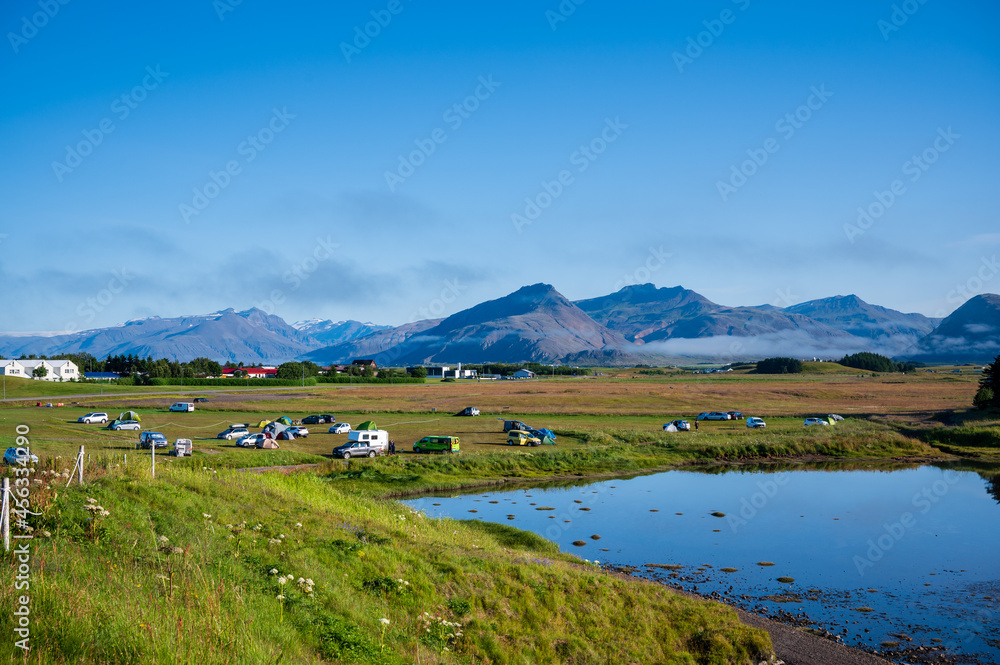 Vistas panoramicas de montañas, lagos y glaciaries en Islandia