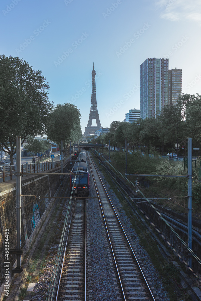 Obraz premium Paris Tour Eiffel et métro