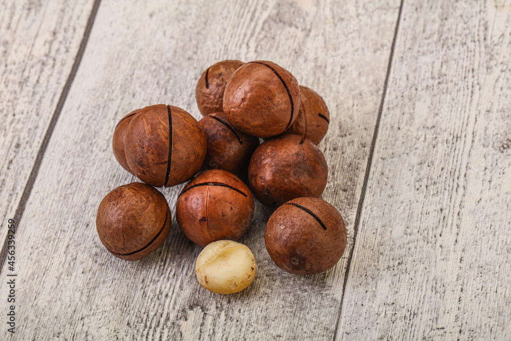Obraz premium Brown macadamia nut heap over background