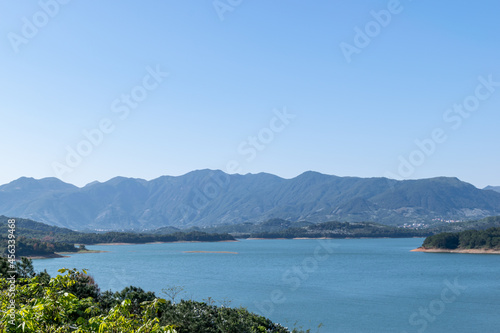 Opposite the lake is the mountain, the sky is blue and the lake water is blue © chen