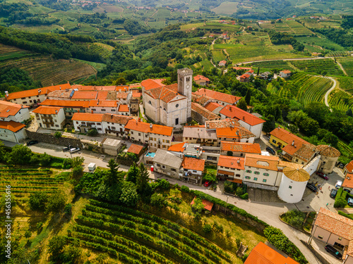 Foto Smartno Townscape in Goriska Brda a Famous Wine Region of Slovenia