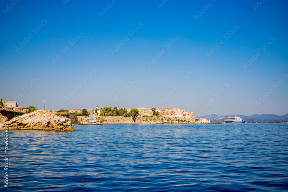 La vieille ville de Corfou vu depuis la mer