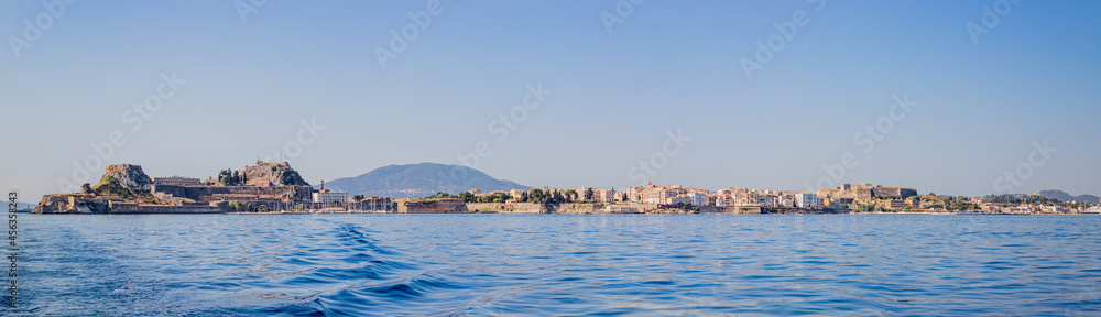 Panorama de la vieille ville de Corfou vu depuis la mer Panorama de la vieille ville de Corfou vu depuis la mer