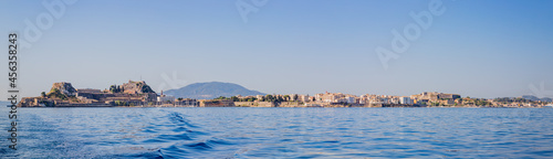 Panorama de la vieille ville de Corfou vu depuis la mer