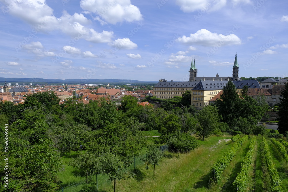 Blick vom Klostergarten St. Michael zur Neuen Residenz in der UNESCO-Weltkulturerbestadt Bamberg, Oberfranken, Franken, Bayern, Deutschland