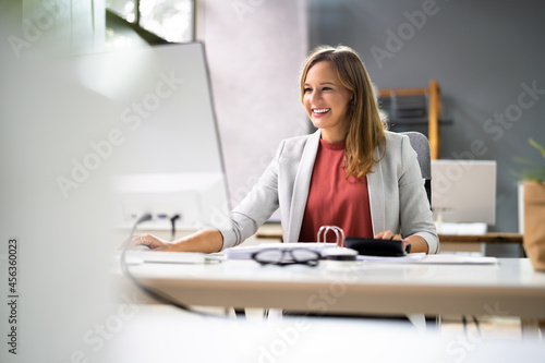 Leinwand Poster Accountant Women At Desk Using Calculator