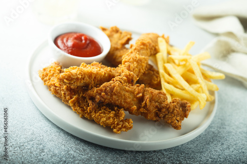Billede på lærred Fast food chicken strips with French fries
