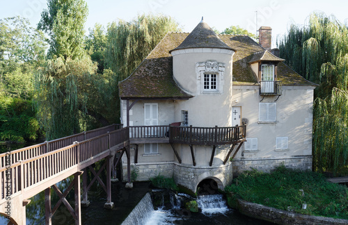Fotografía Amazing house near the small picturesque waterfall in Moret-sur-Loing