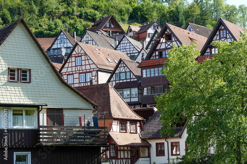 Vista de pueblo típico de la selva negra en alemania photo