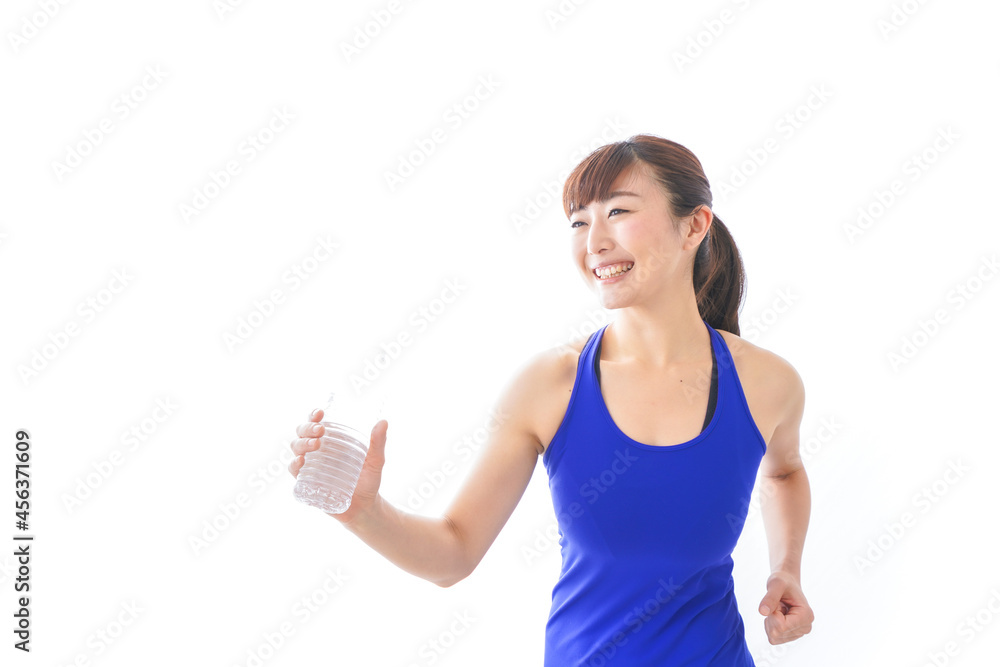 水分を摂取するスポーツウェアの女性