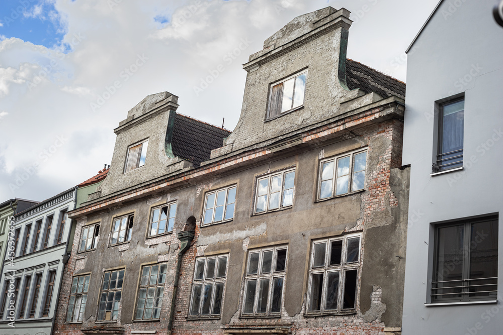 Renovierungsbeürftige historische Gebäude in der Altstadt von Wismar, Mecklenburg-Vorpommern, Deutschland 