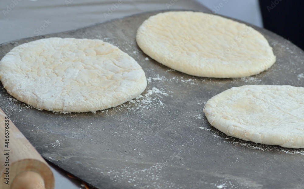 Pâte à la farine de blé, pâtons aplatis