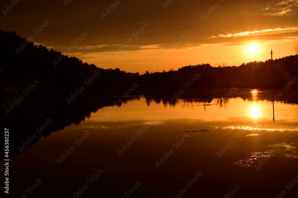 Obraz premium the sun over the lake