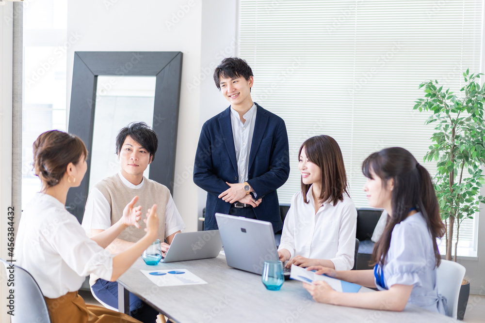 ベンチャー企業で働く若いオフィスワーカー ベンチャー企業で働く若いオフィスワーカー