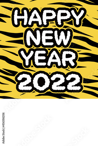 トラ柄の背景とHappy New Yearの文字と白色のコピースペースの2022年の年賀状