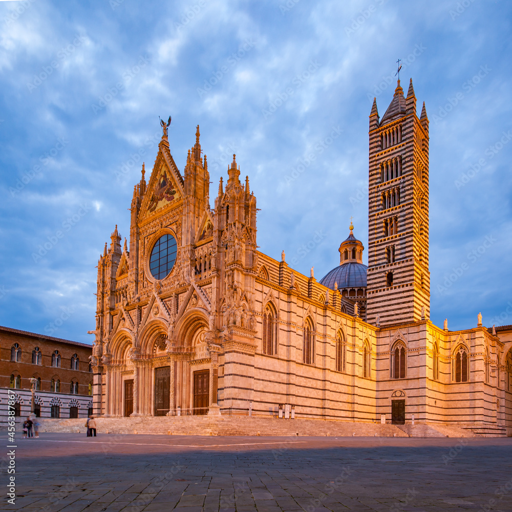 Fototapeta premium Siena Cathedral at dusk
