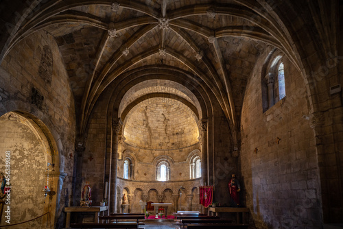 Colegiata romanica de Cervatos co representaciones eroticas en el exterior (Cantabria, España)