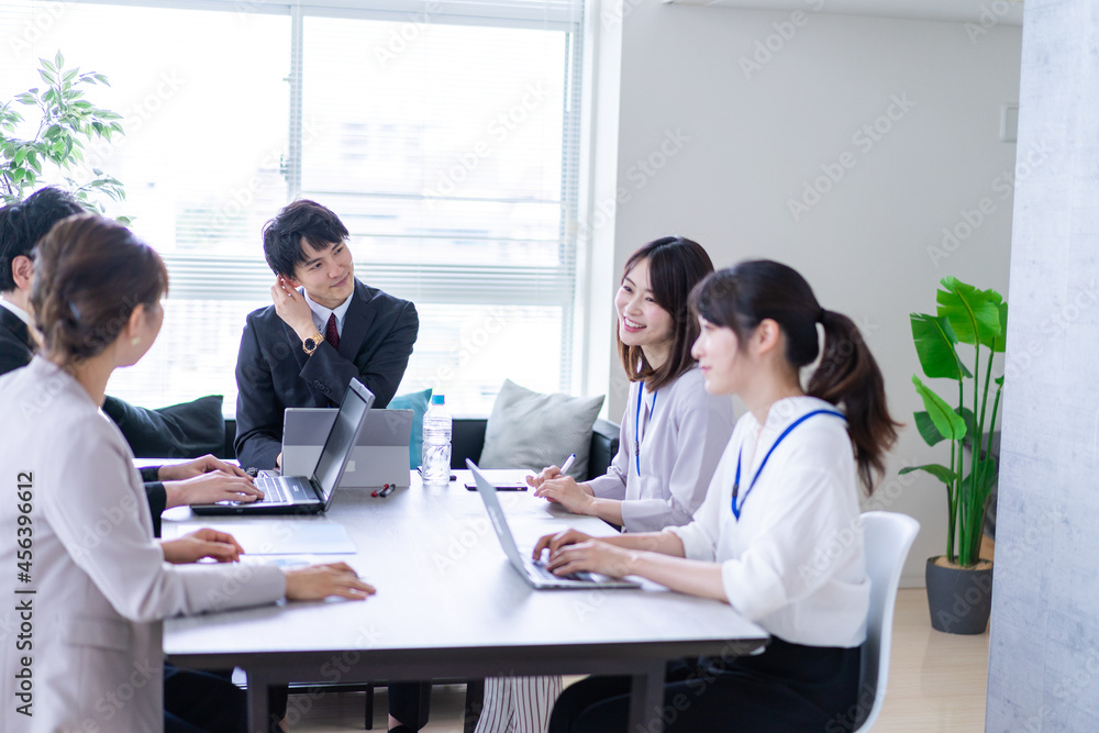 楽しくオフィスで働くビジネスパーソン