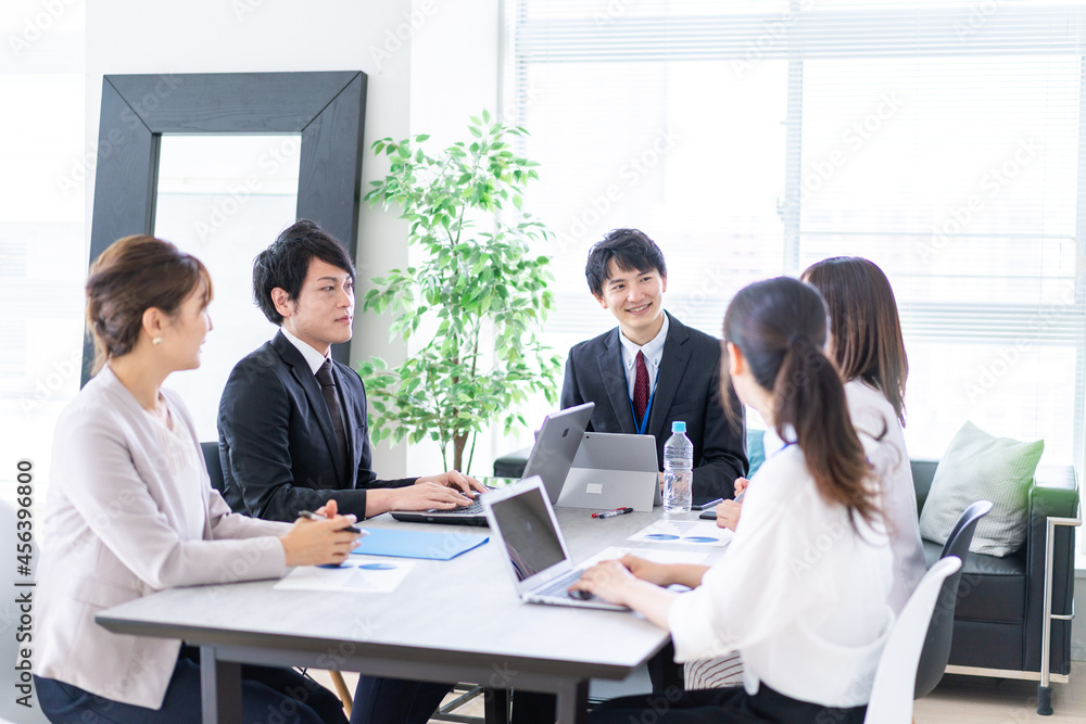 楽しくオフィスで働くビジネスパーソン