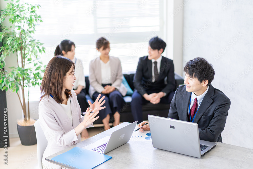 ビジネスミーティングをする男女