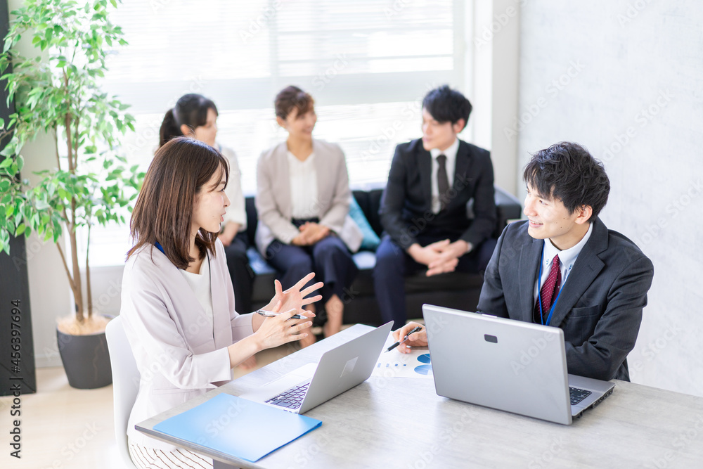 ビジネスミーティングをする男女