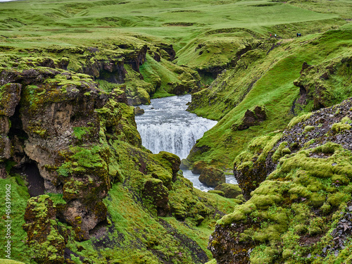 Islandia Iceland sus campos verdes y ríos de Cascada © Alotz