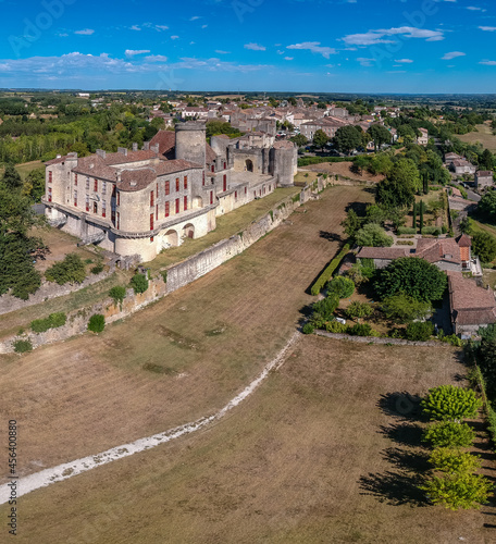 Obraz na płótnie Duras (Lot et Garonne, France) - Vue aérienne panoramique du château des Ducs de Duras w salonie