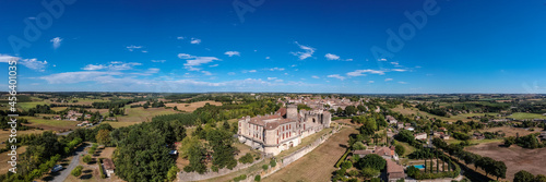 Duras (Lot et Garonne, France) - Vue aérienne panoramique du château des Ducs de Duras © Martin Graille Drone