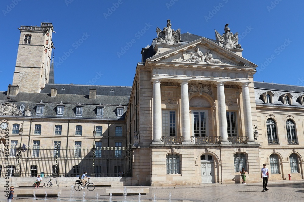 Fototapeta premium L'hotel de ville de Dijon, vue de l'exterieur, ville de Dijon, departement de la Cote d'Or, France