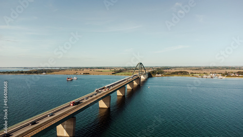 Wallpaper Mural Luftaufnahme einer großen Brücke mit Verkehr über einer Meerenge mit blauem Wasser und vielen Schiffen Torontodigital.ca