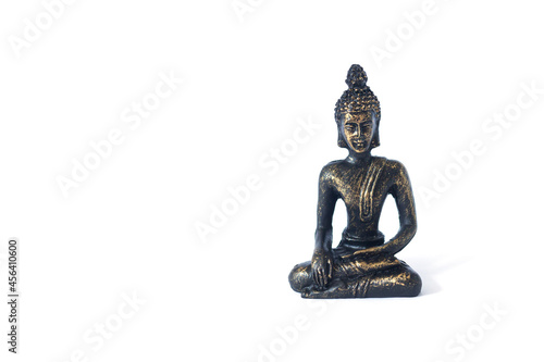 Foto Statue sitting in meditation Buddha isolated on white background