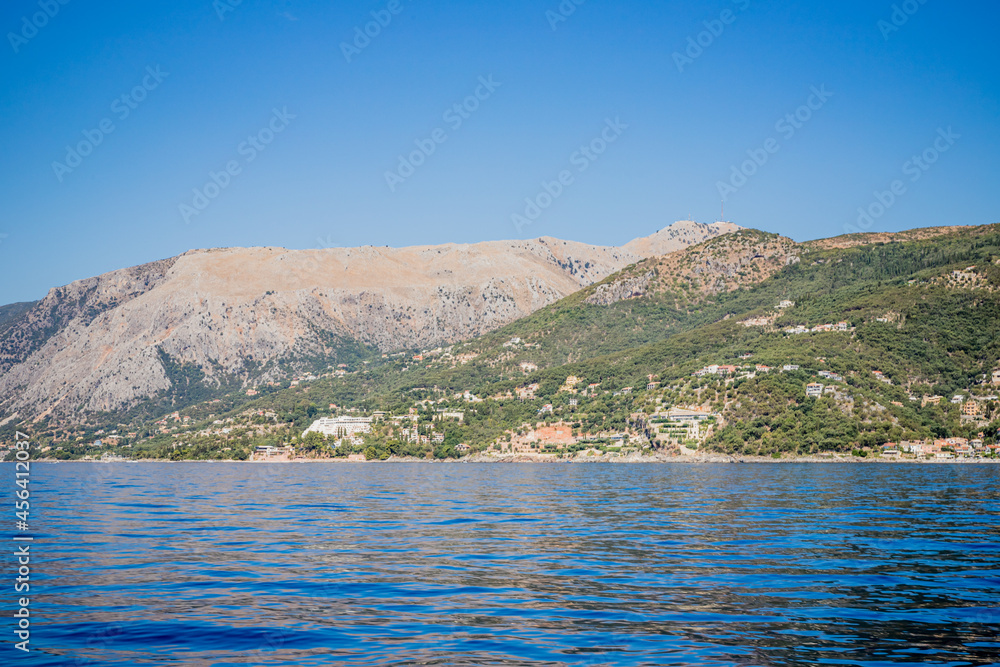 Les côtes de Corfou et le Mont Pantokrator vues depuis la mer Les côtes de Corfou et le Mont Pantokrator vues depuis la mer