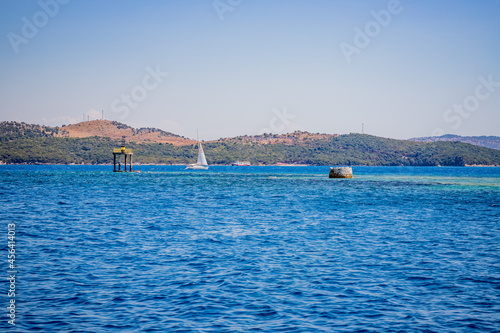 La mer et la Serbie au loin